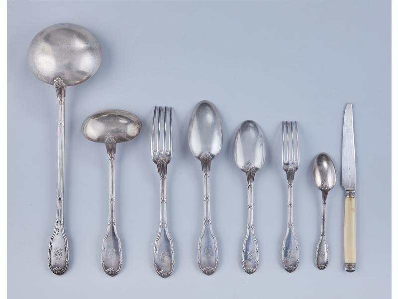 MÉNAGÈRE en argent, modèle à filets rubannés...