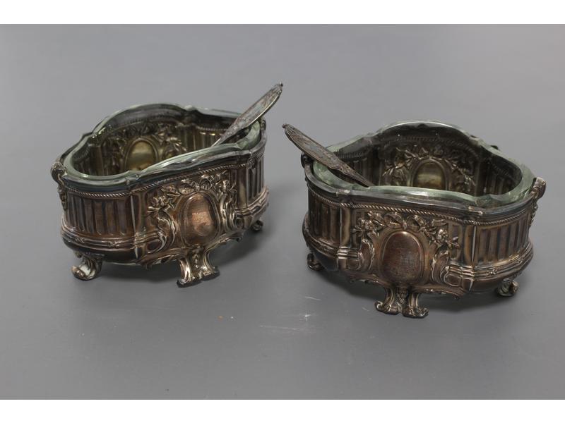 PAIRE DE SALIÈRES en argent, intérieur en...