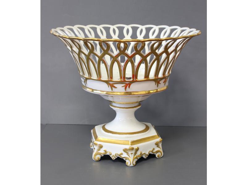 CORBEILLE ajourée en porcelaine de Paris,...