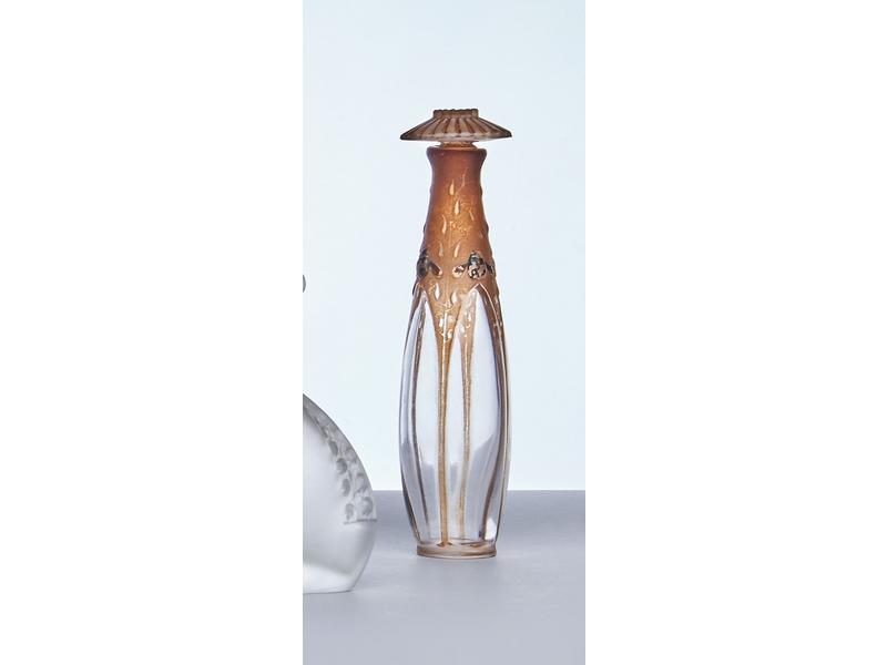 FLACON DE PARFUM de forme fuseau en verre...