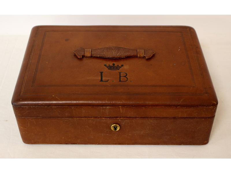 COFFRET DE TOILETTE gainé cuir brun, chiffré...