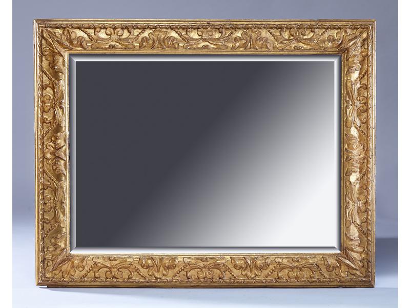 MIROIR biseauté dans un cadre en bois sculpté...