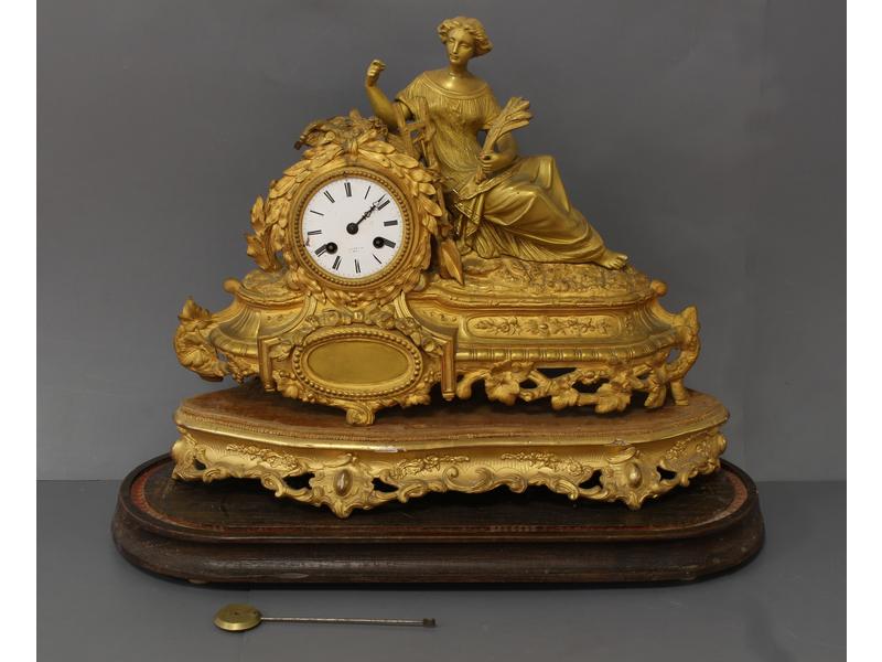 PENDULE en bronze doré à l'allégorie de l'été...