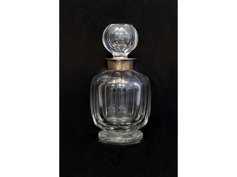 PETIT CARAFON sur piédouche en cristal à...