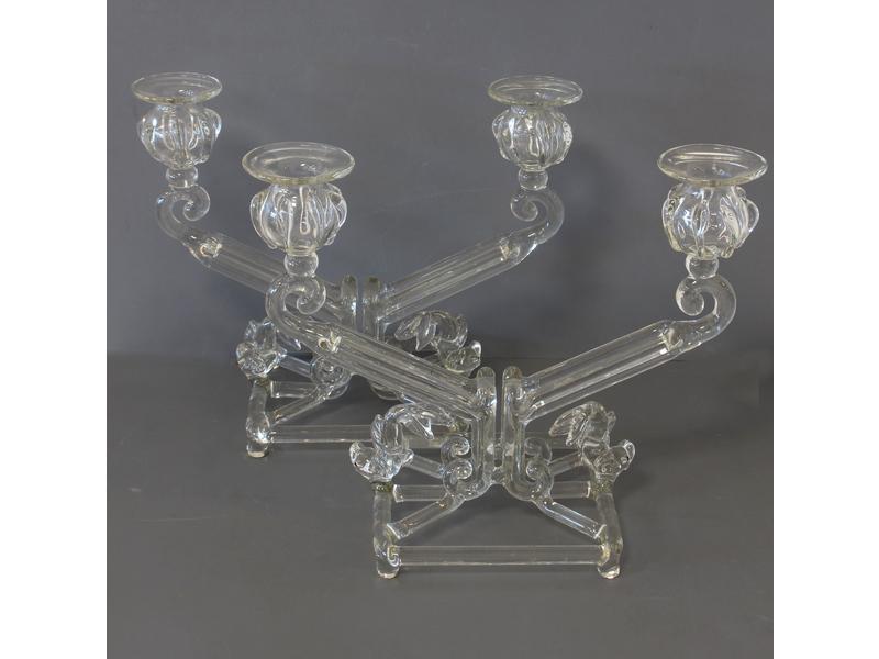 PAIRE DE BOUGEOIRS en verre moulé à deux...