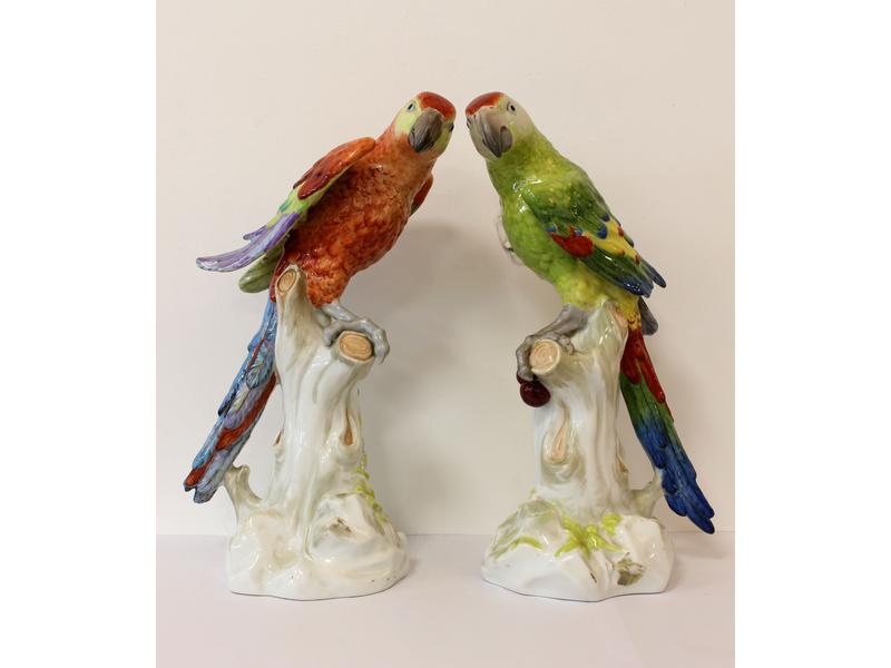 PAIRE DE PERROQUETS en porcelaine polychrome,...