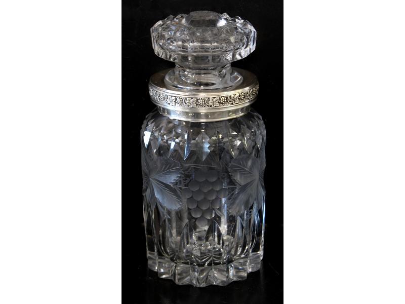 PETIT CARAFON en cristal taillé de raisins...