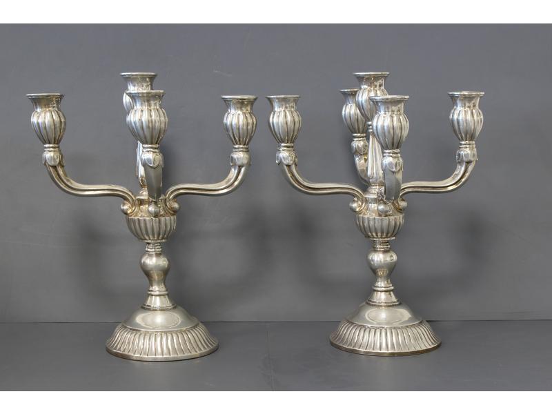 PAIRE DE CANDELABRES à cinq lumières, en...