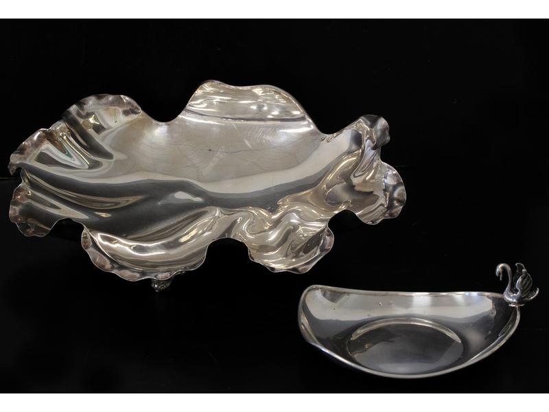 DEUX COUPES en argent (925), l'une en forme...