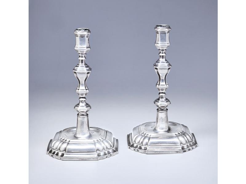 PAIRE DE PETITS FLAMBEAUX en argent, la base...