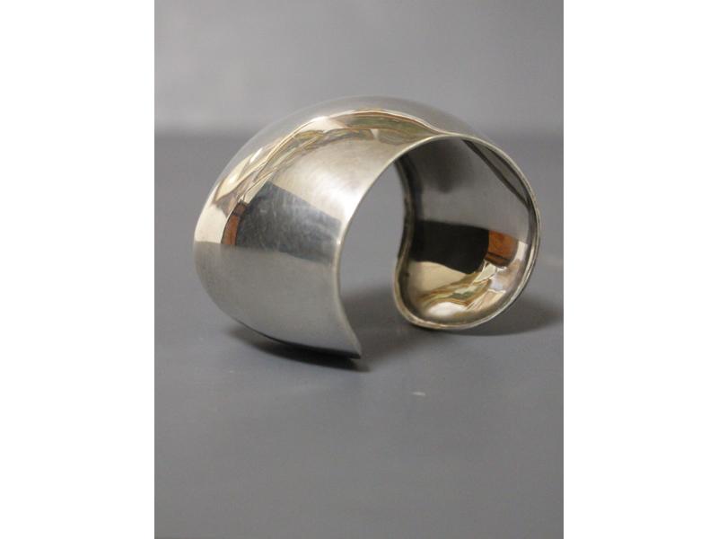 BRACELET JONC en argent uni.