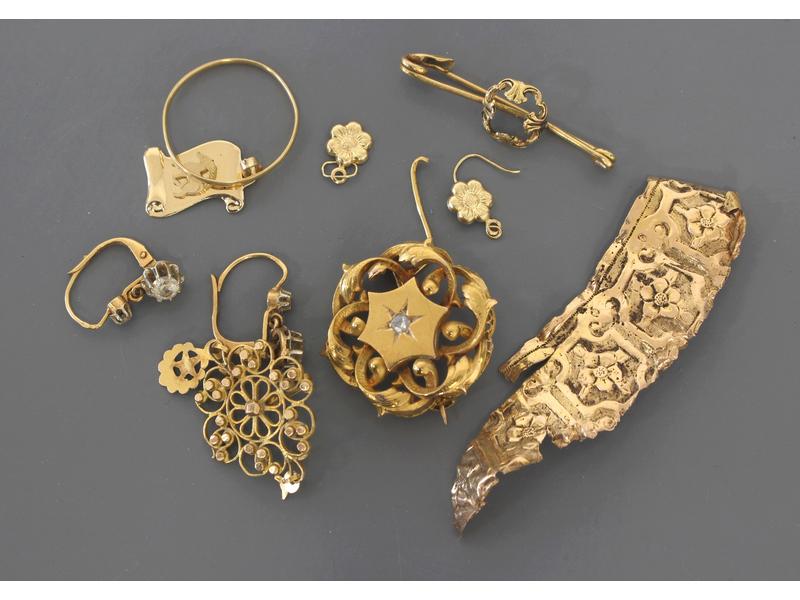 LOT DE DEBRIS D'OR 18K. Poids brut : 13,...