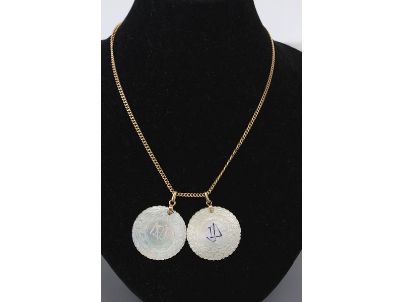 CHAÎNE en or jaune 18K et deux pendentifs...