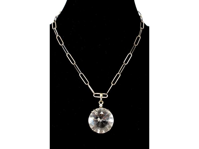 COLLIER formé d'un pendentif serti d'un quartz...