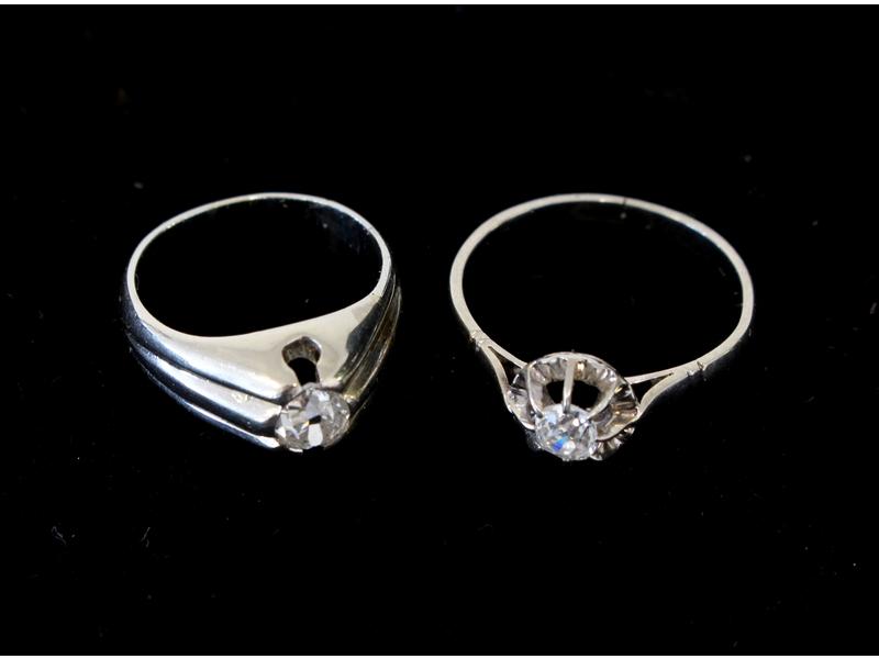 DEUX BAGUES en or gris 18K sertis de petits...