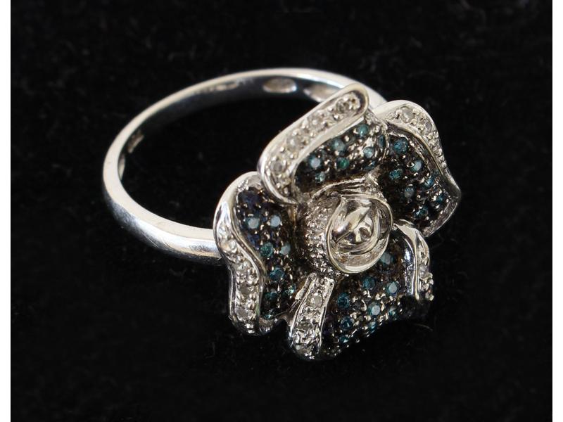 BAGUE fleur en or gris 18K sertie de petites...