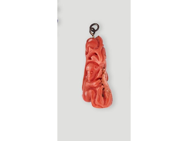 PENDENTIF en corail sculpté à décor d'un...