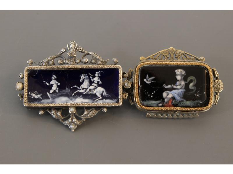 BROCHE sertie en argent d'une plaque d'émail...