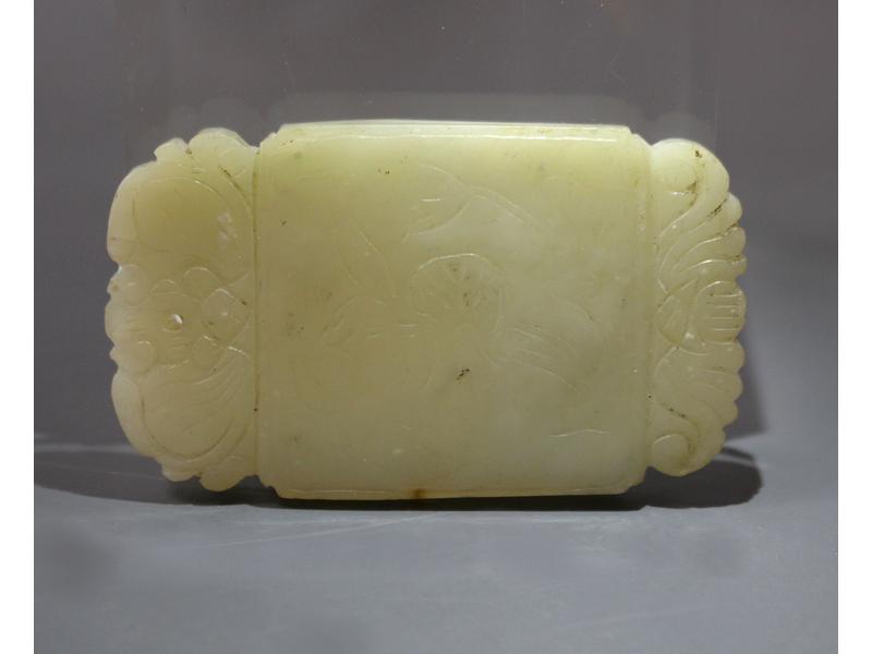 PENDENTIF rectangulaire en jade à décor ciselé...