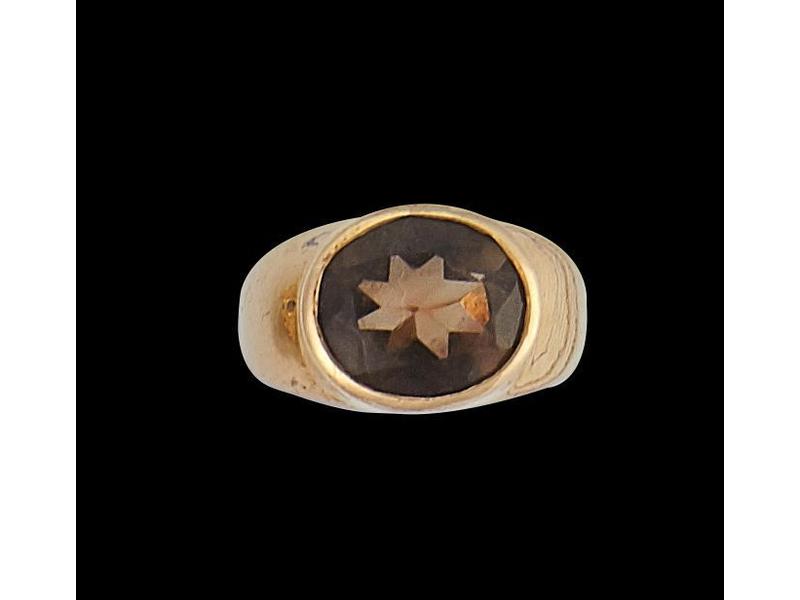 BAGUE type chevalière en or jaune 18K, ornée...