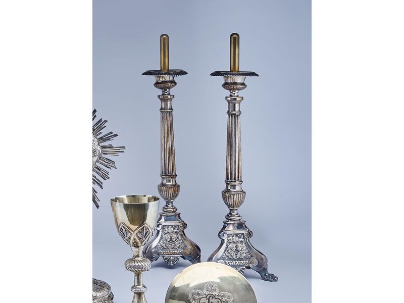 PAIRE DE PIQUE-CIERGES en bronze argenté,...