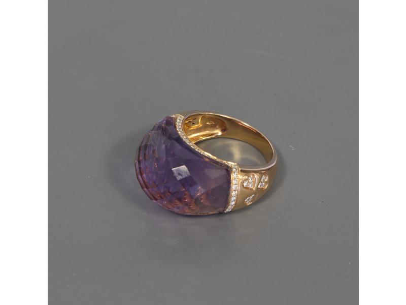 BAGUE dôme en or jaune 18K sertie d'une améthyste...
