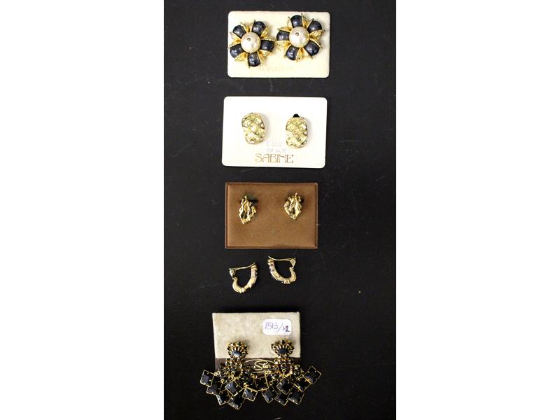 QUATRE PAIRES DE CLIPS D'OREILLES FANTAISIE...