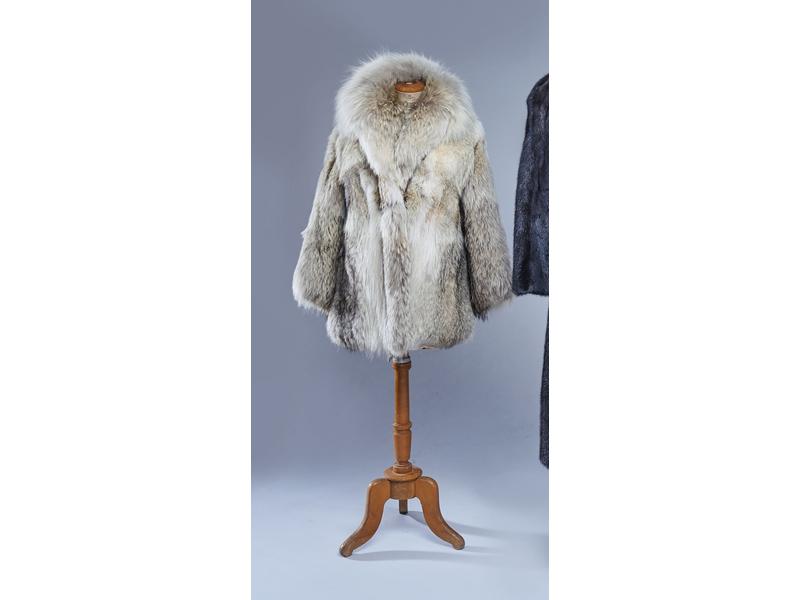 VESTE en renard à deux poches et boutonnières...