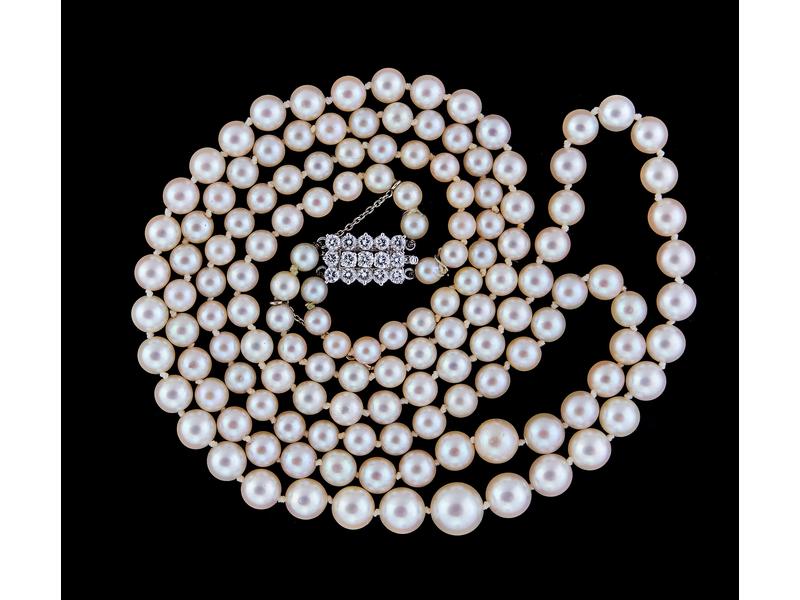 COLLIER à deux rangs de perles de culture...