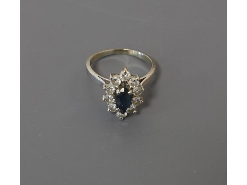 BAGUE marquise en or gris 18K sertie d'un...