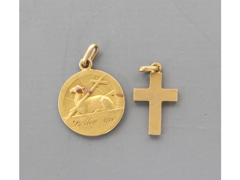 MEDAILLE ET CROIX en pendentifs en or jaune...