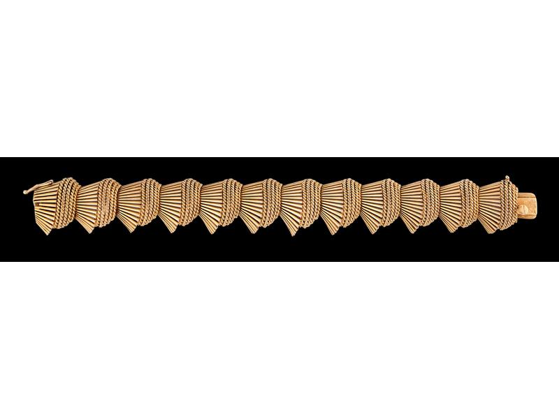 BRACELET en or jaune 18K à mailles articulés...