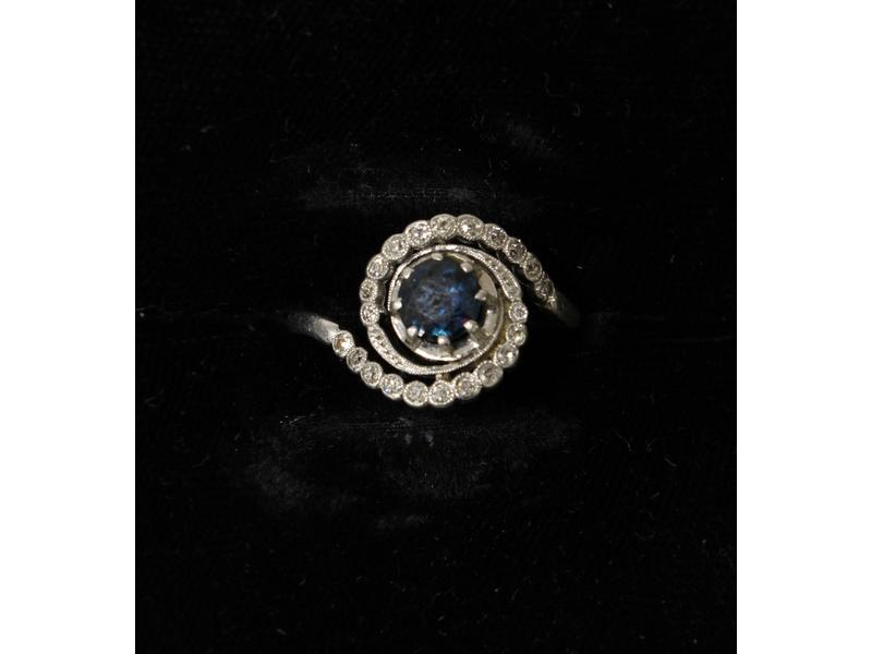 BAGUE tourbillon en or gris 18K, sertie d'un...