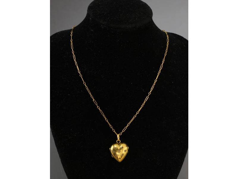 PENDENTIF coeur ouvrant, incrusté de petits...