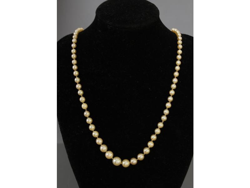 COLLIER de perles de culture en chute. Fermoir...