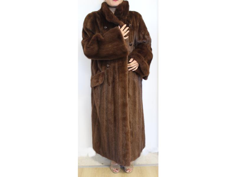 MANTEAU LONG en vison brun, boutonnage cuir.,...