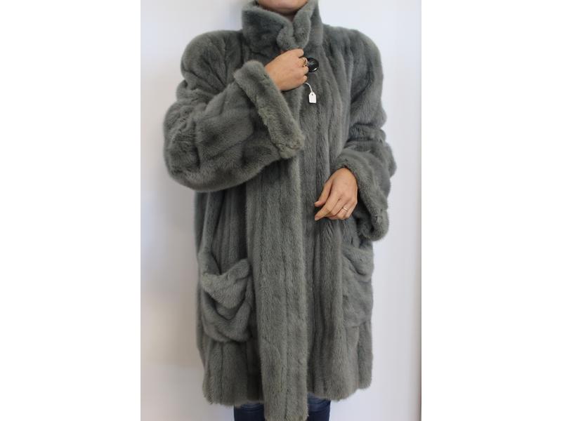 VESTE probablement en vison bleu gris à deux...