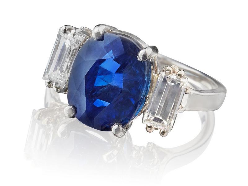 BAGUE en platine, ornée d'un saphir Birman...