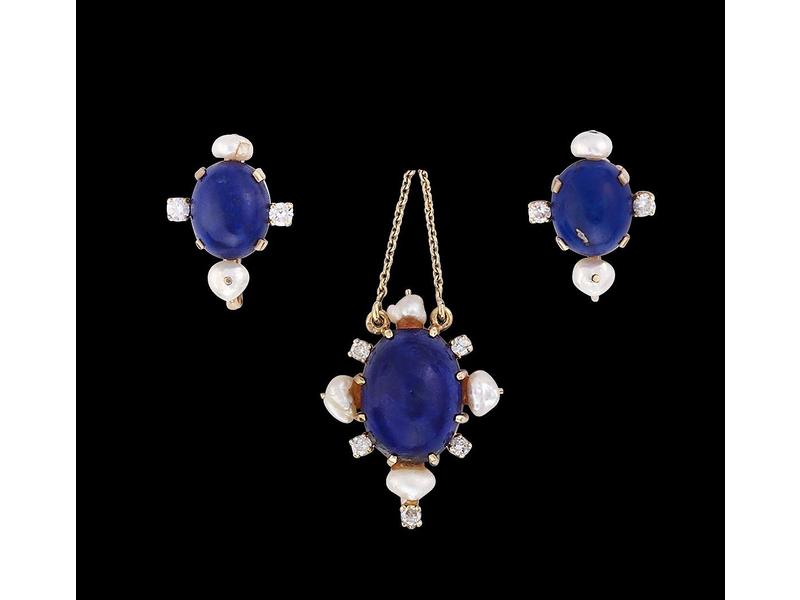 PARURE de cabochons de lapis-lazuli, perles...