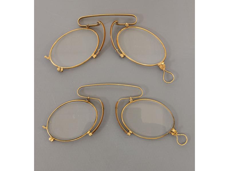DEUX PINCE-NEZ en or jaune (18K), avec leurs...