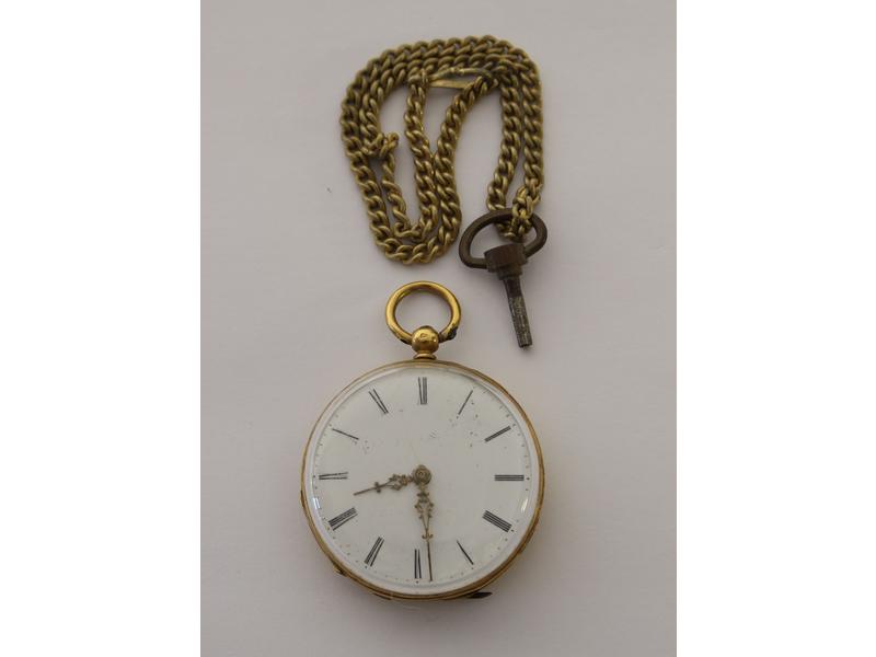 MONTRE DE POCHE en or jaune 18K avec cache...