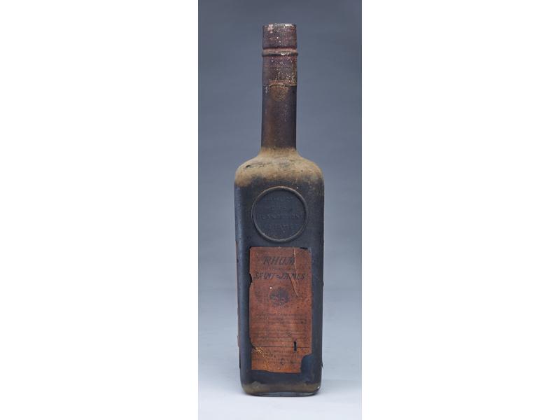 1 Mag VIEILLE BOUTEILLE DE RHUM SAINT-JAMES...