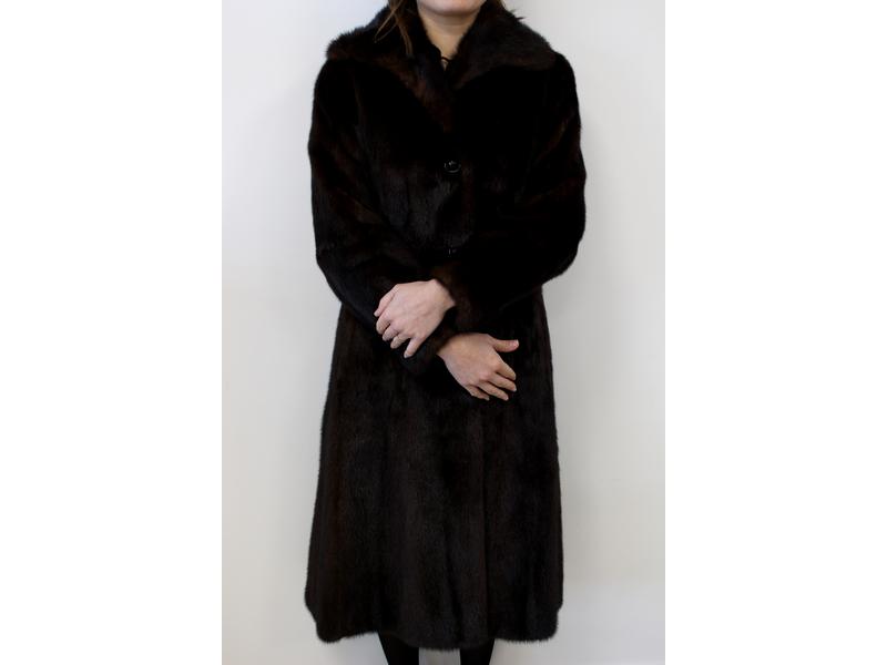 MANTEAU long en vison à col et trois boutons....