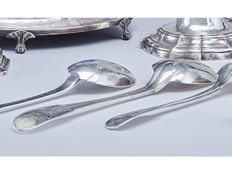 CUILLÈRE A RAGOUT en argent, modèle à filets,...