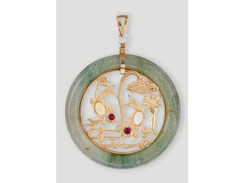 PENDENTIF formé d'un anneau en jade avec...