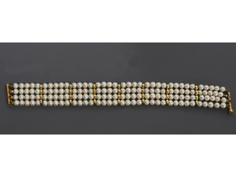 BRACELET à quatre rangs de perles de culture...