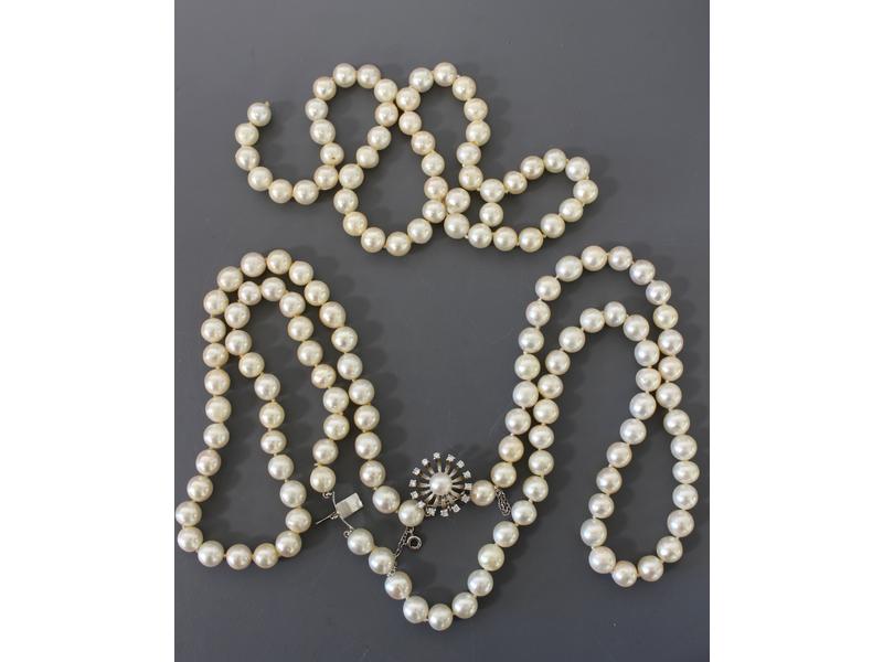 COLLIER A TROIS RANGS DE PERLES, fermoir...
