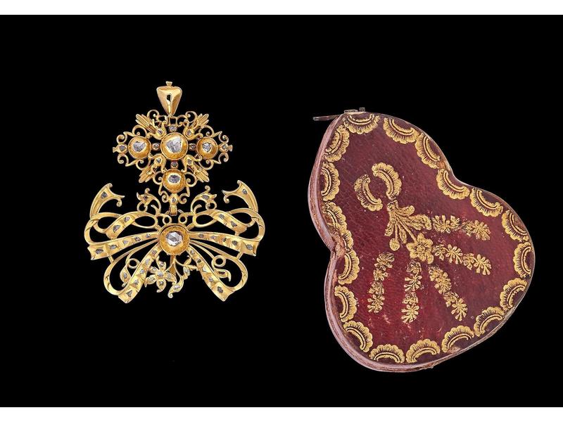 PENDENTIF en or jaune 18K, à trois éléments...