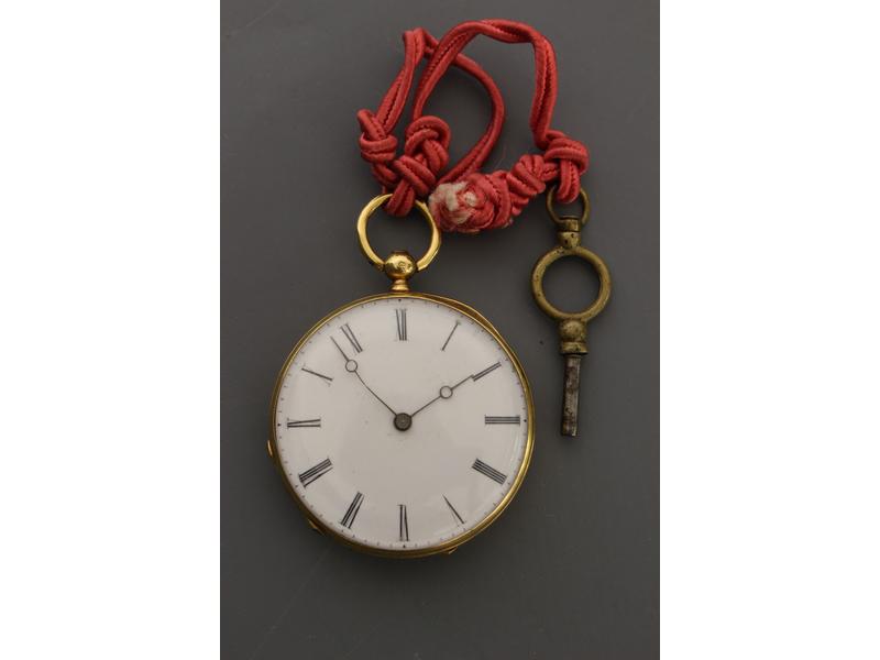 MONTRE DE COL en or jaune 18K, remontage...