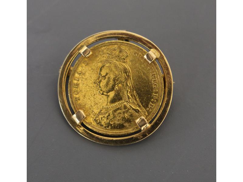 BROCHE-PENDENTIF en or jaune 18K, enserrant...